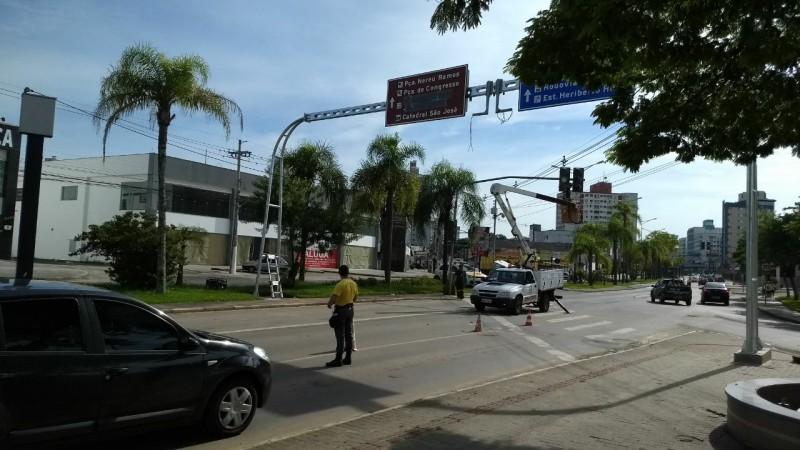 Revitalização de semáforos causa lentidão na Avenida Centenário