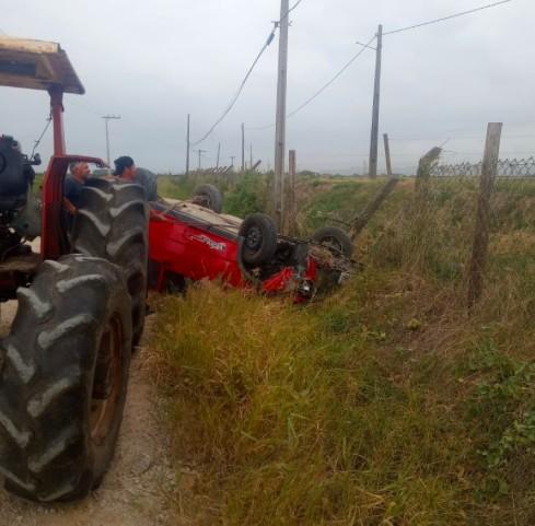 Motorista é hospitalizada após capotar carro em Laguna