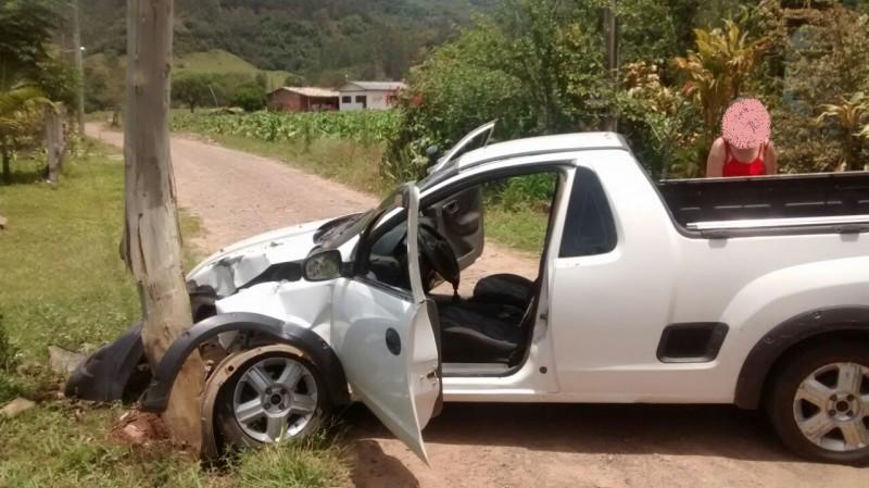 Motorista alcoolizado colide em poste
