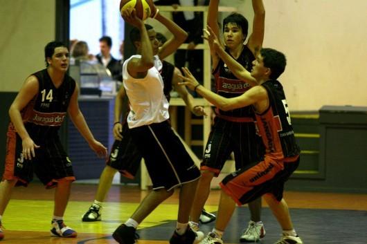Meninos do basquete classificados para a Olesc