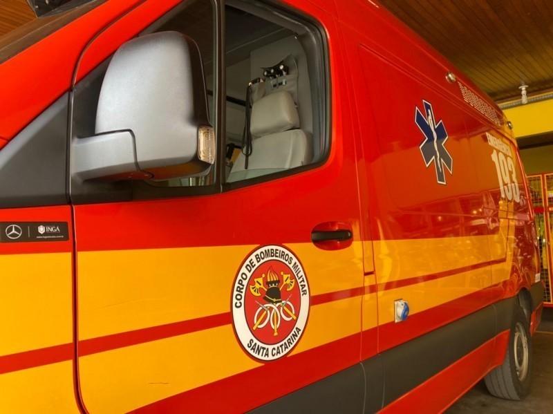Colisão entre carro e bicicleta deixa ciclista gravemente ferido na BR-101 em Içara