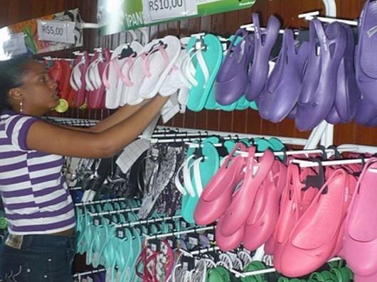 Filas no feirão de calçados do Bairro da Juventude