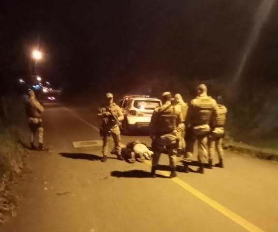 Motorista de aplicativo é amordaçado e tem carro roubado após corrida em Criciúma