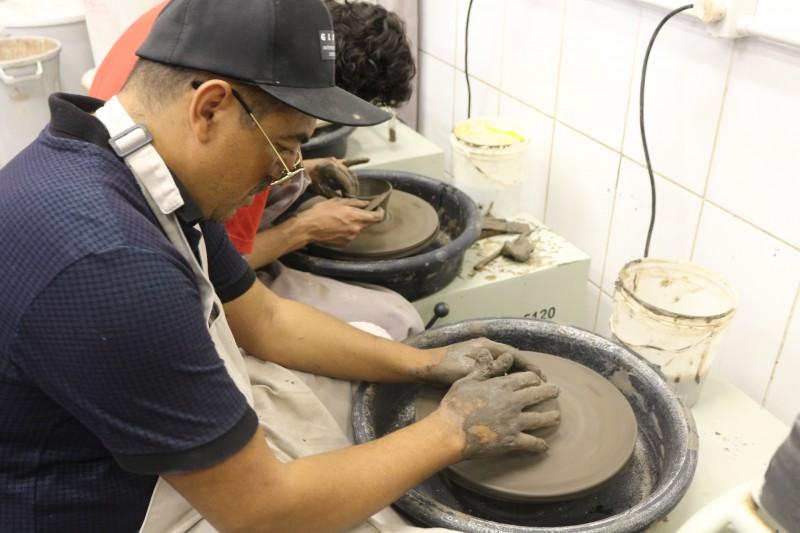 “Cerâmica além da visão” traz lazer e terapia a deficientes visuais