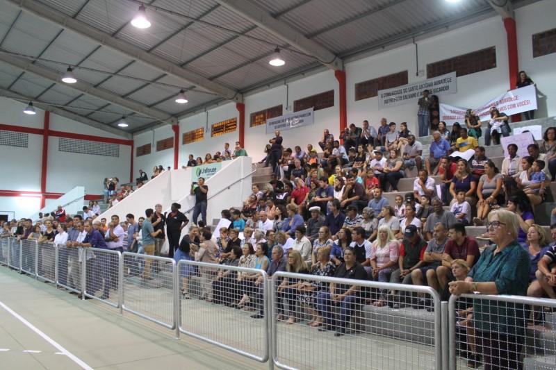 Comunidade do bairro Santo Antônio recebe ginásio poliesportivo
