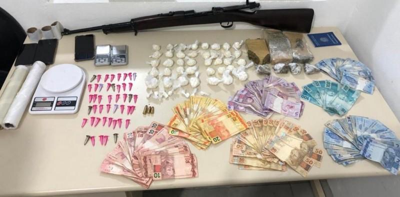Polícia Militar apreende adolescente e prende dois jovens por tráfico de drogas em Tubarão