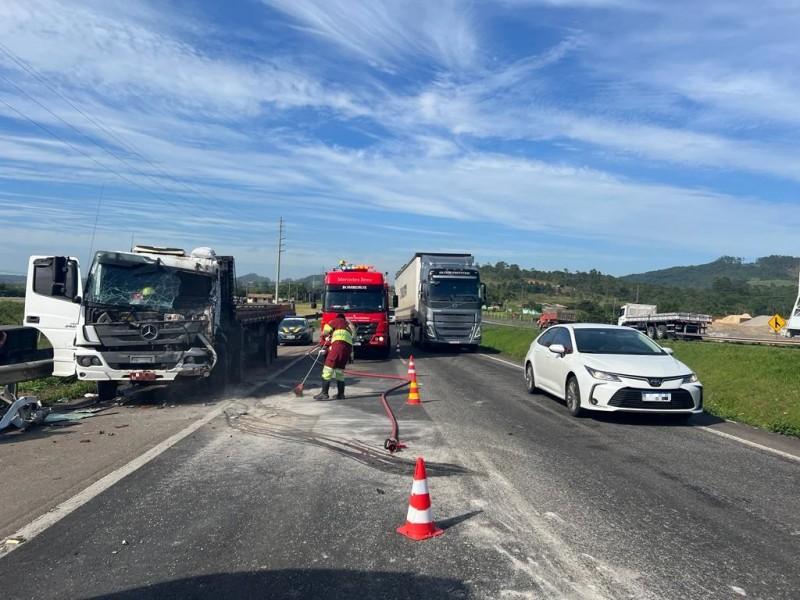 Pista sentido Norte da BR-101 em Jaguaruna é liberada após colisão entre dois caminhões