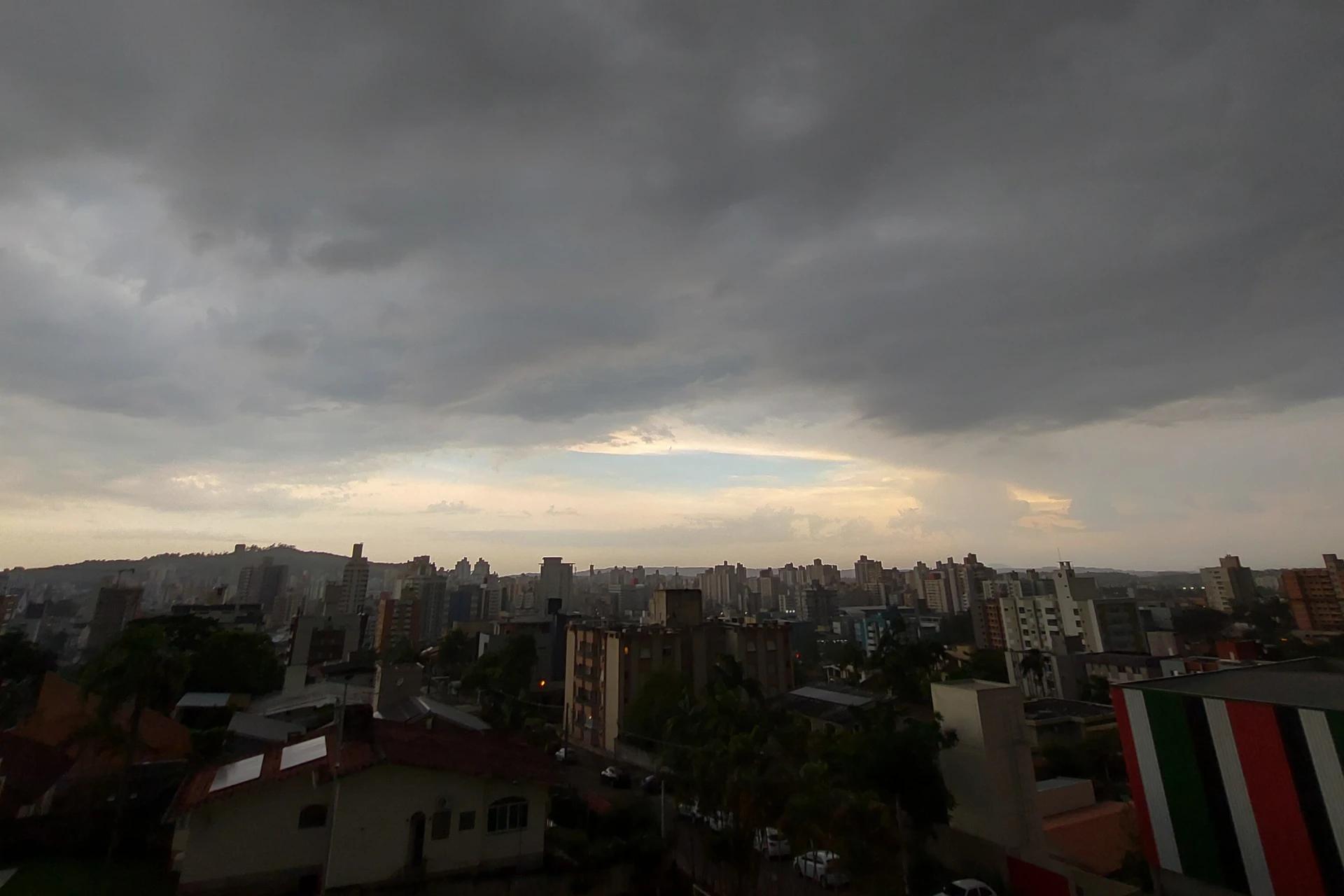 Domingo será de tempo nublado e pancadas de chuva em Criciúma e região