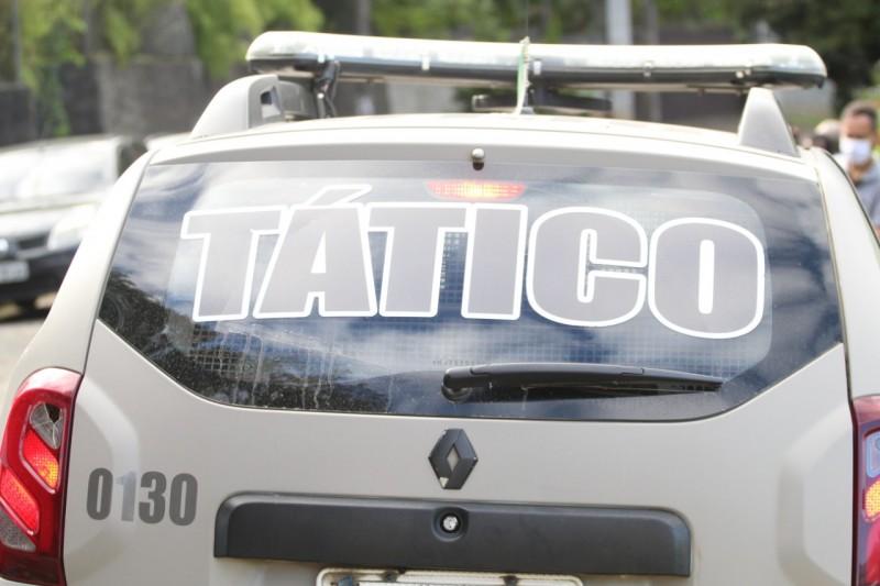 Homem invade loja com faca, ameaça lojista e rouba dinheiro em Capivari de Baixo 