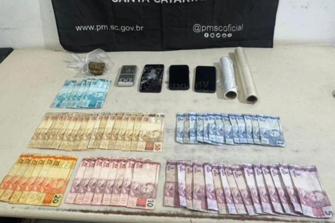 Dupla é presa pela PM após cão policial encontrar drogas em residência