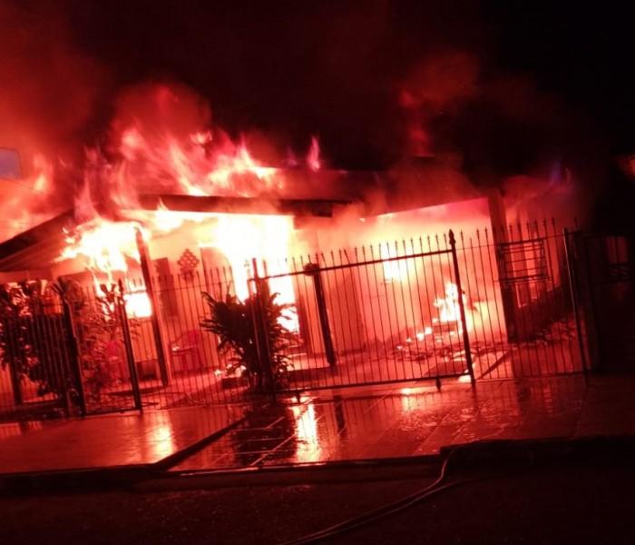Residência é destruída por incêndio no bairro Nova Esperança em Criciúma 