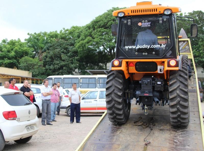 Secretaria de Agricultura recebe motoniveladora