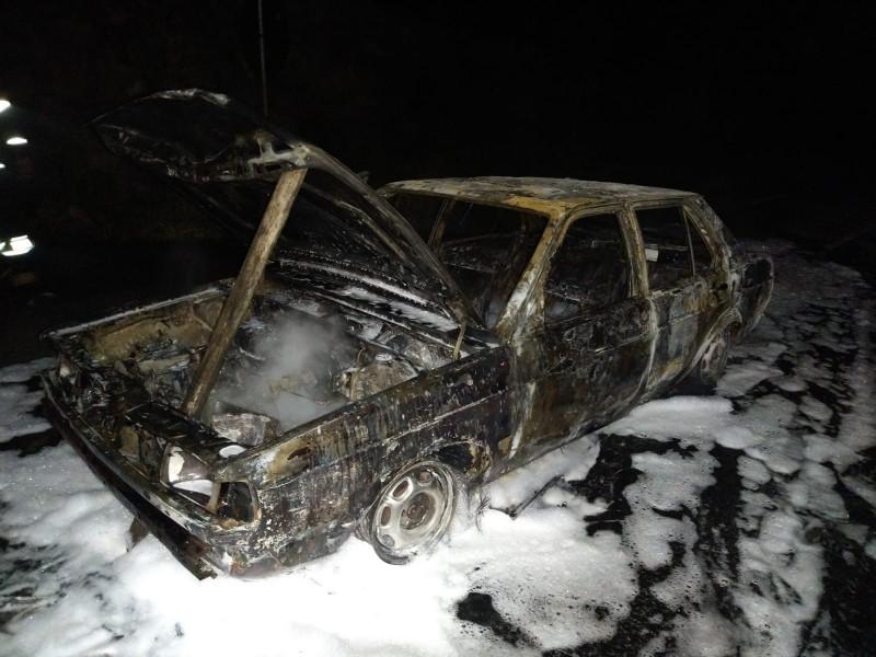 Carro fica destruído após pegar fogo em Treviso
