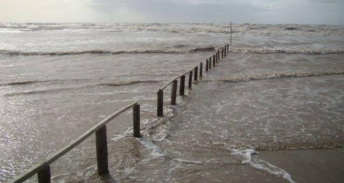Frente fria ainda deixa o mar agitado no litoral 