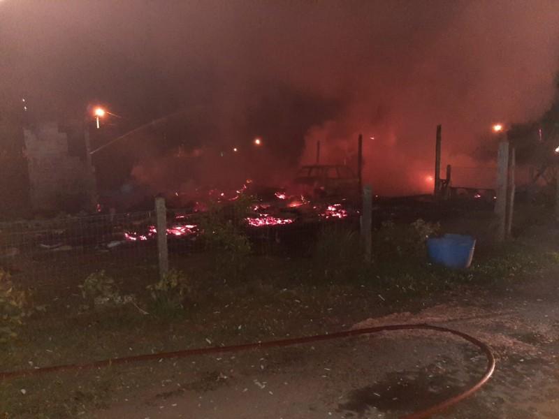 Incêndio destrói carro e duas casas em São João do Sul