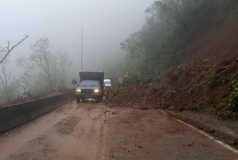 Trânsito é parcialmente liberado na Serra do Rio do Rastro, mas volta a ser interditado por segurança