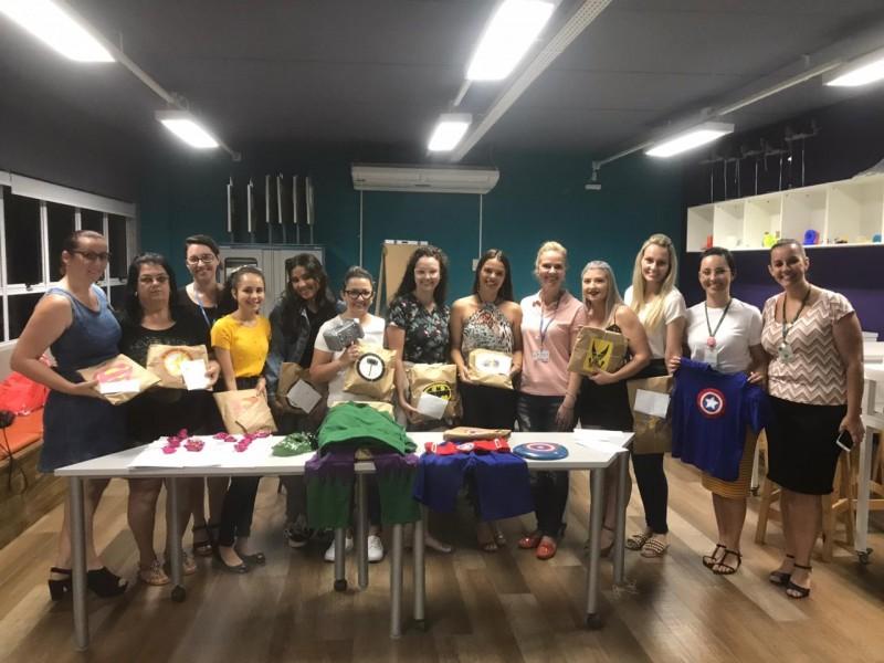 Senai de Criciúma entrega roupas de super-heróis à Casa Guido