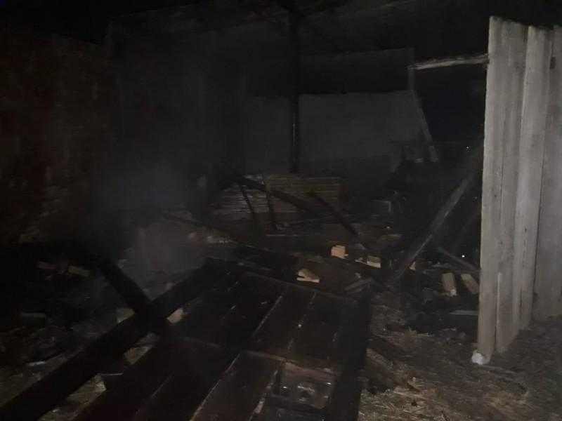 Galpão é parcialmente destruído por incêndio em Sombrio