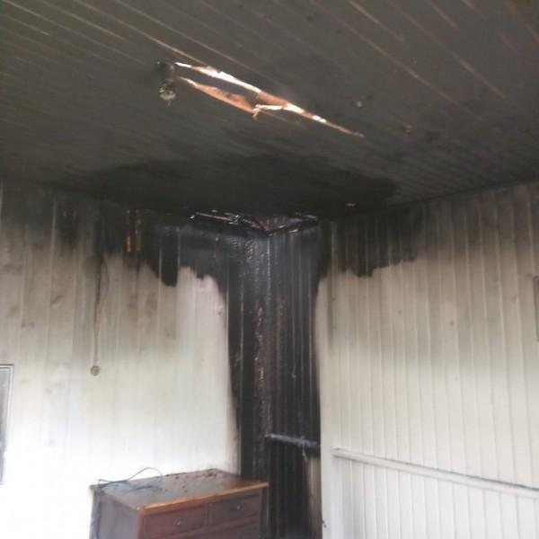 Içara: moradores combatem princípio de incêndio em casa de madeira