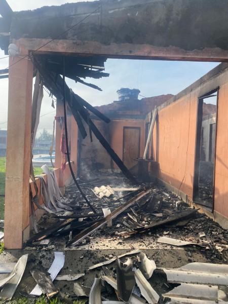 Casa é destruída por incêndio em Balneário Arroio do Silva 