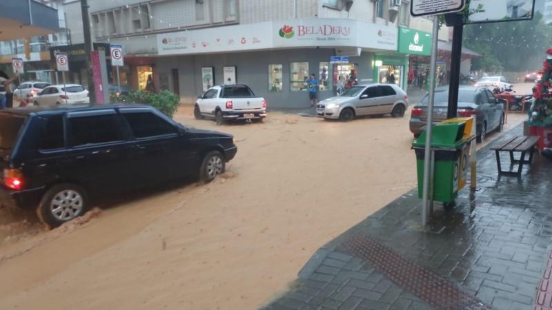 Criciúma registra ponto de alagamento na rua Coronel Pedro Benedet