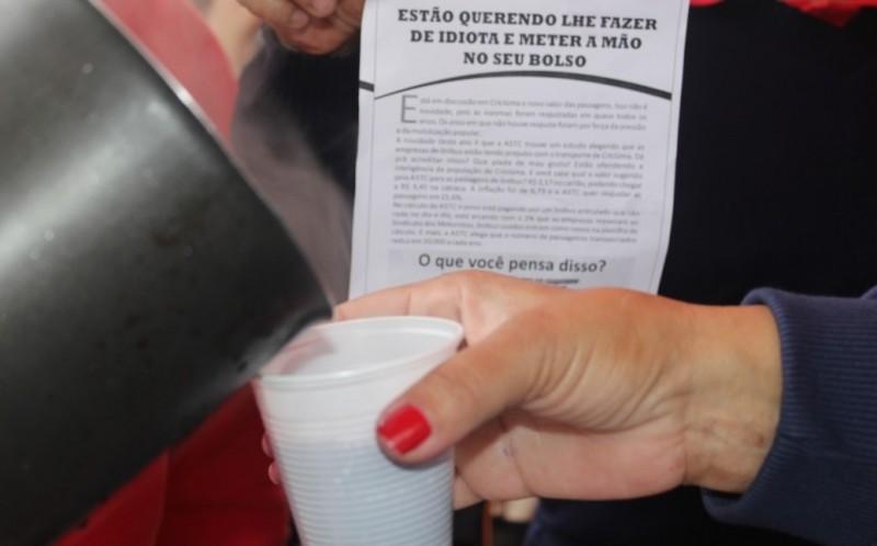 Contra reajuste da passagem, quentão é distribuído para a população 