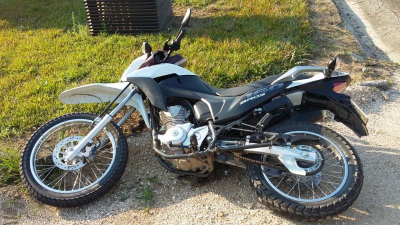 Motociclista sofre amputação ao colidir em caminhão
