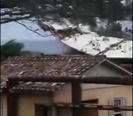 VÍDEO: Moradores registram momento que telhado de imóvel é levado pelo vento