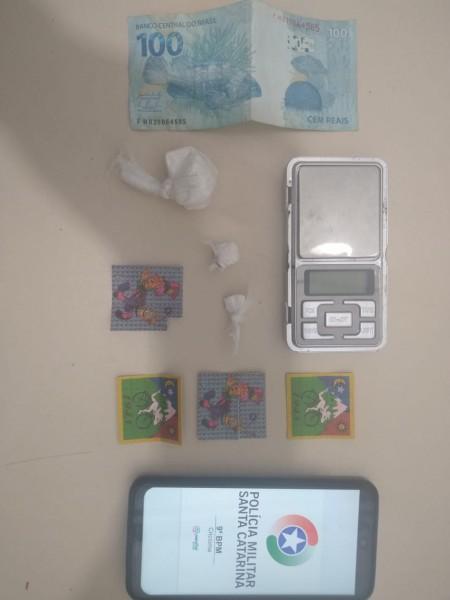 Polícia Militar apreende 99 micropontos de LSD em Criciúma 