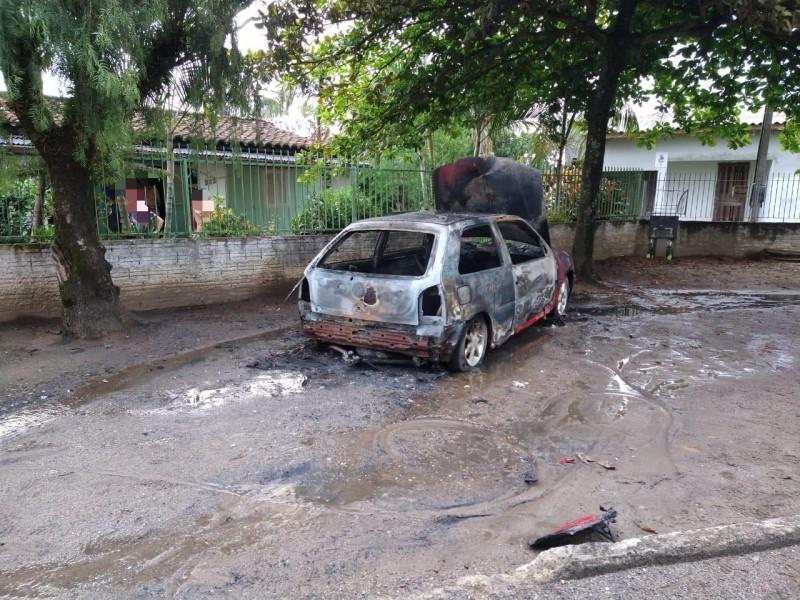 Veículo é consumido por incêndio no bairro Cidade Mineira Velha em Criciúma