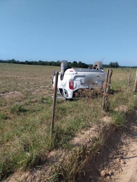 Motorista é levado ao hospital após capotar carro em Jaguaruna