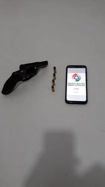 Após denúncia, PM encontra homem com arma de fogo em bar