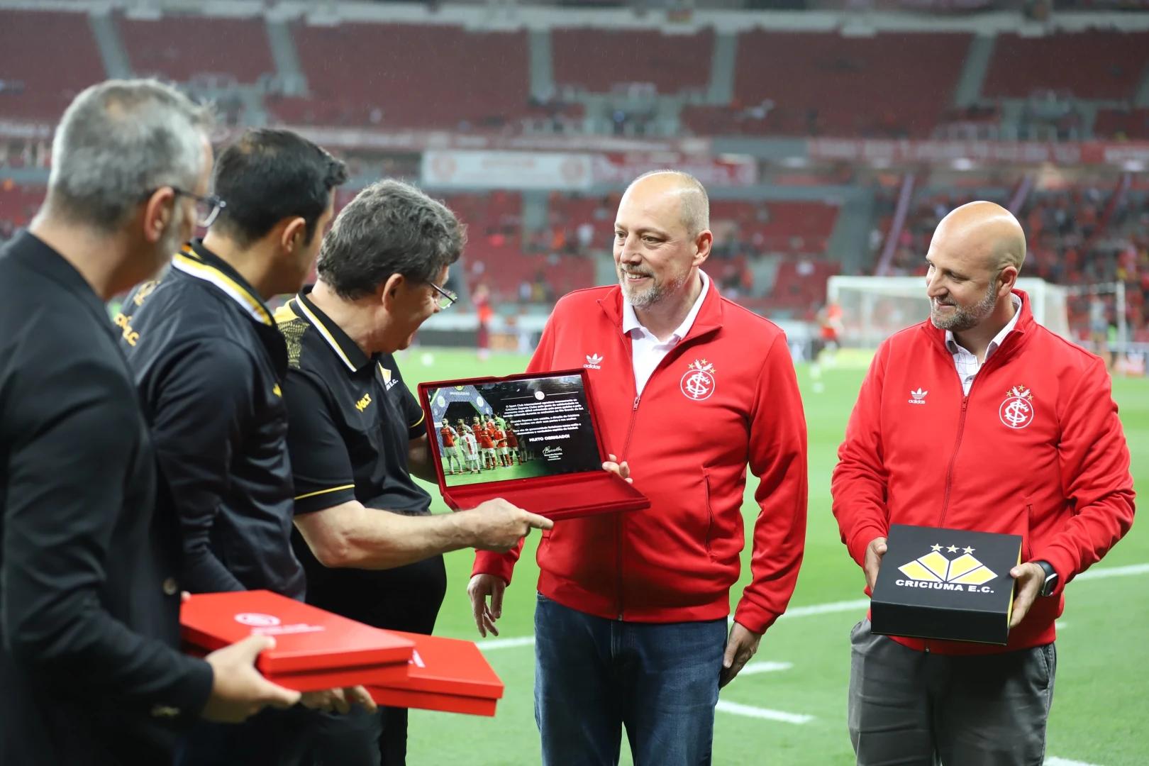 Internacional homenageia o Criciúma antes da bola rolar no Beira-Rio