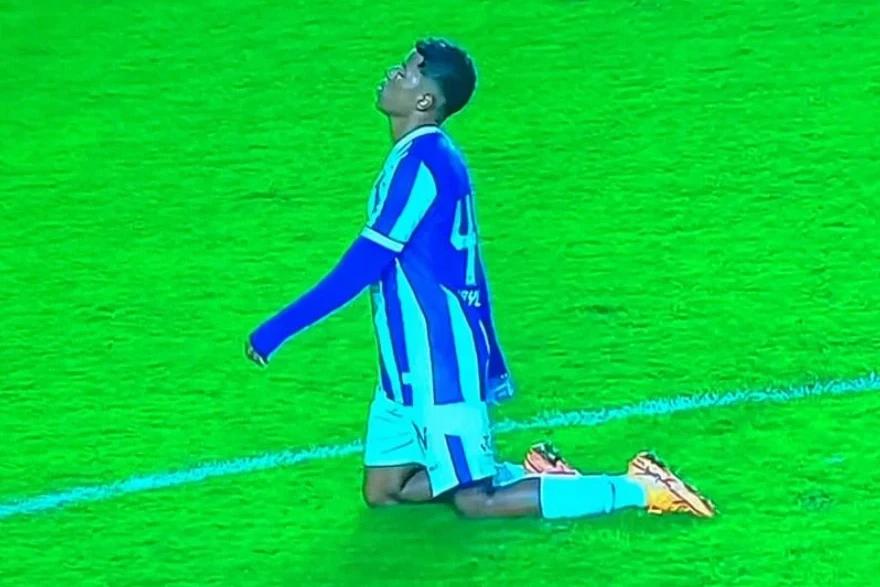 Autor do gol da vitória do Avaí, Thayllon atravessa gramado do HH de joelhos após o jogo
