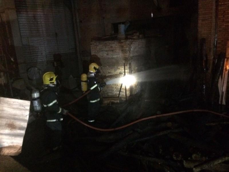 Bombeiros combatem incêndio em estufa de secagem de grãos