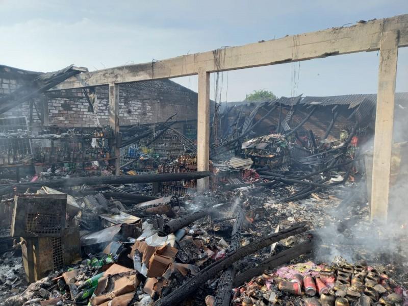 Depósito de bebidas é destruído por incêndio em Sombrio