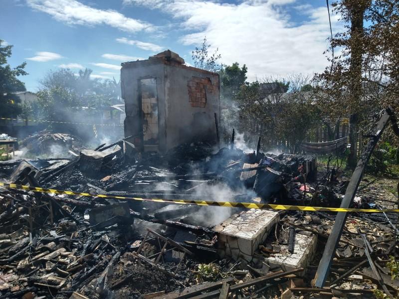 Residência é destruída por incêndio em Criciúma nesta sexta-feira