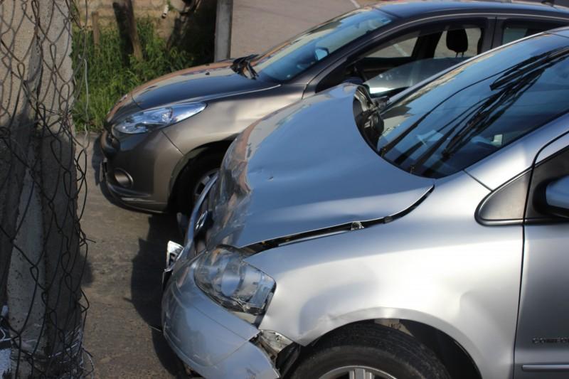Duas colisões seguidas são registradas na Álvaro Catão