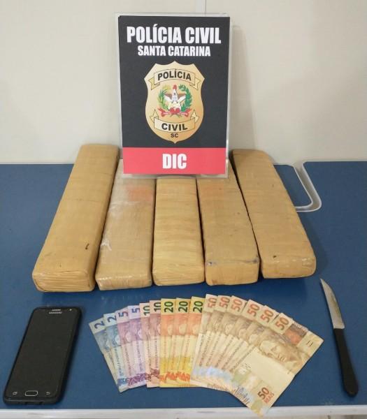 Tubarão: investigado é preso com cinco quilos de maconha