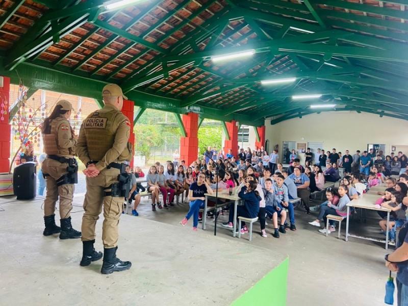 Pelo Estado 09/08: A educação paga a conta do reforço da segurança nas escolas