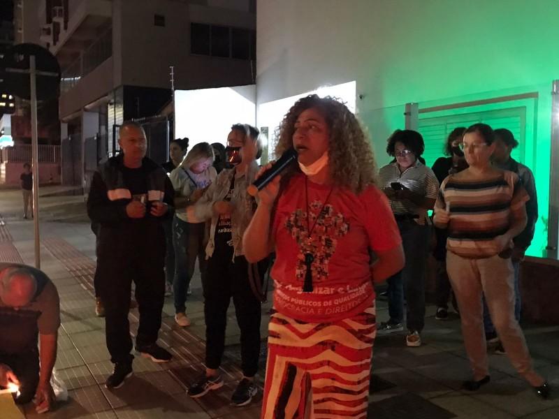 Protesto é realizado em frente à residência de vereador em Criciúma