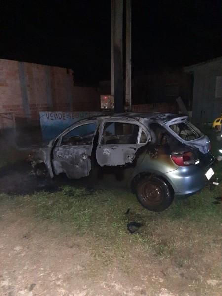 Carro é destruído por incêndio em Passo de Torres