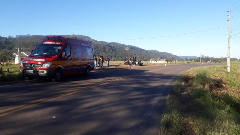 Passageira de motocicleta fica gravemente ferida após acidente de trânsito em Timbé do Sul