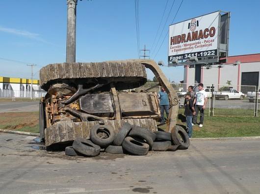 Trator despenca de caminhão no trevo da Imigrantes Poloneses