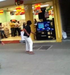 Mulher dança no Centro de Criciúma e vídeo repercute nas redes sociais