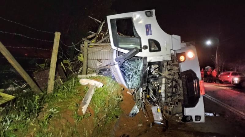 Caminhão carregado com frangos fica sem freio e tomba em Siderópolis