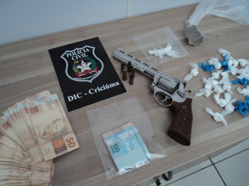 Mãe e filho são presos por tráfico de drogas no Centro de Criciúma