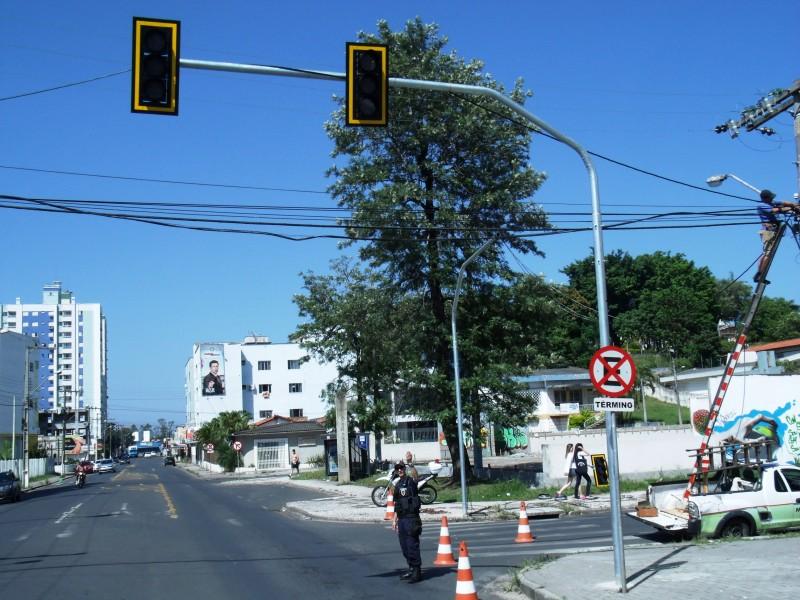 Novos semáforos são instalados na rua Araranguá 