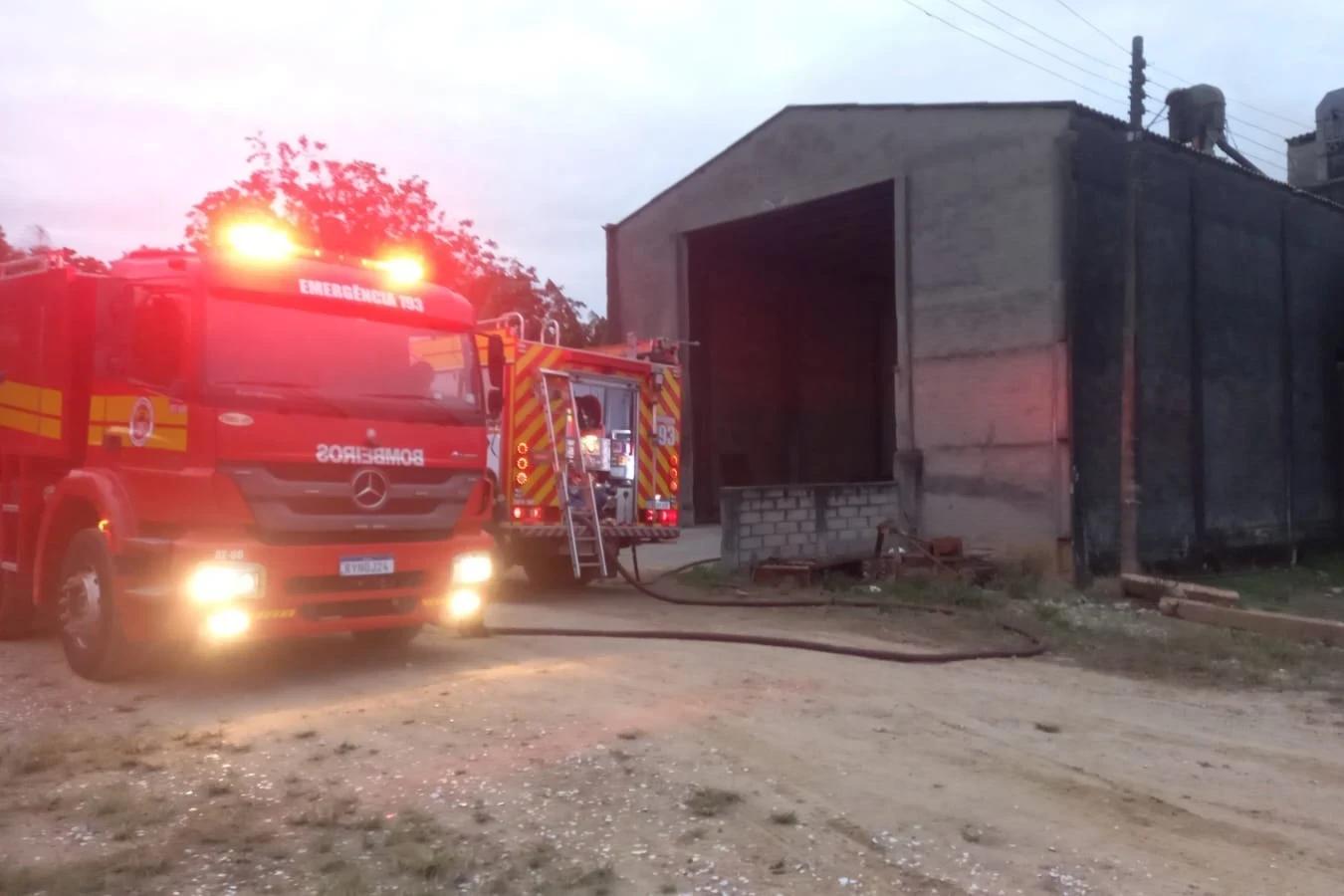 Incêndio atinge silo com oito toneladas de grãos e mobiliza Corpo de Bombeiros