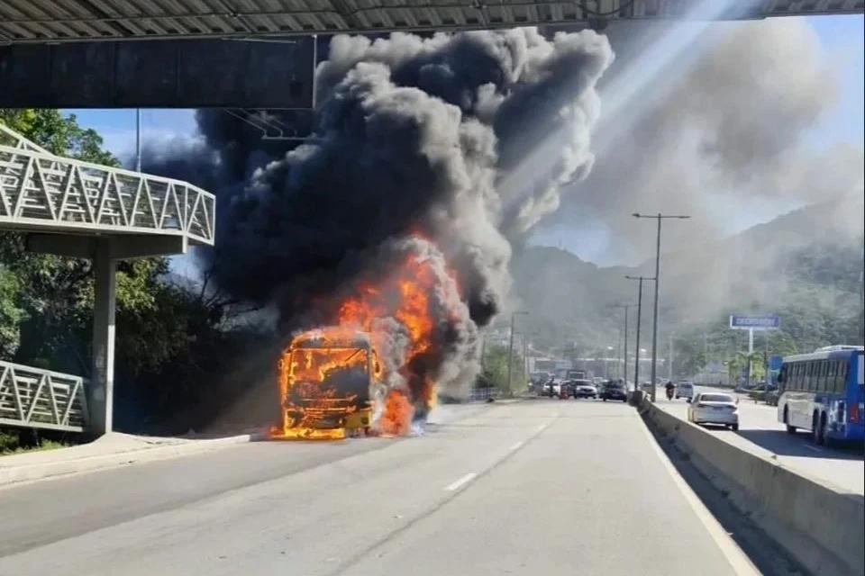 Vídeo: acidente incendeia ônibus e deixa uma pessoa morta em Santa Catarina